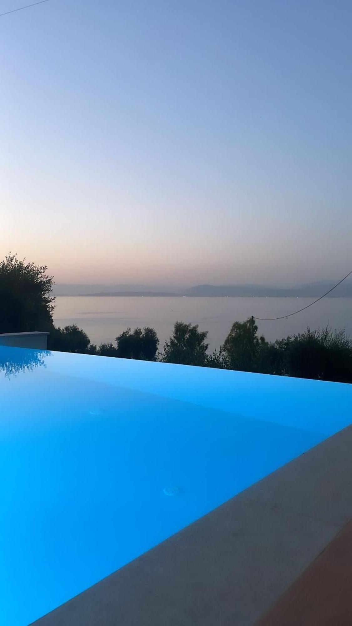 Veroniki Penthouse Deluxe Apartment Agios Ioannis Peristeron  Ngoại thất bức ảnh